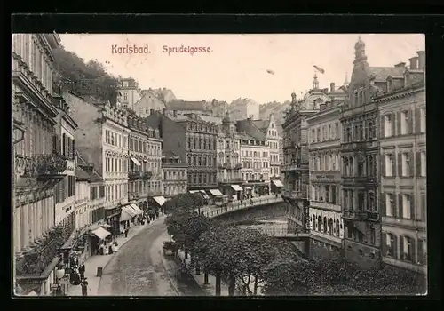 AK Karlsbad, Strasse Sprudelgasse mit Passanten