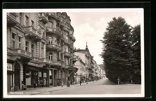 AK Marienbad, Passanten in der Strasse