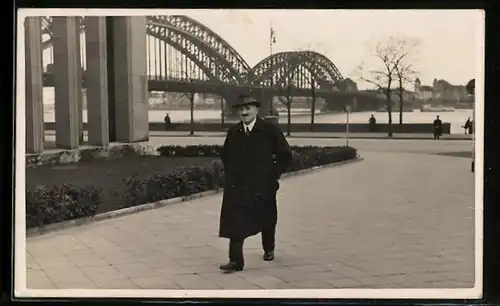 AK Düsseldorf, Passant am Rheinufer vor Brücke und Ortspanorama