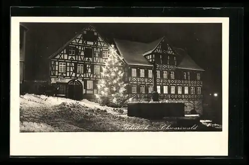 AK Schiltach /Schwarzwald, Blick auf ein Fachwerkhaus mit Weihnachtsbaum davor
