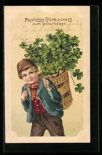 AK Junge trägt einen Korb mit Glücksklee auf dem Rücken