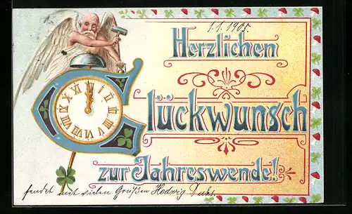 AK Ein Neujahrsengel schlägt die Uhr um Mitternacht zum Neuen Jahr