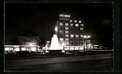 AK Kaiserslautern /Pfalz, Strasse am Fackelrondell mit Ote Haus bei Nacht