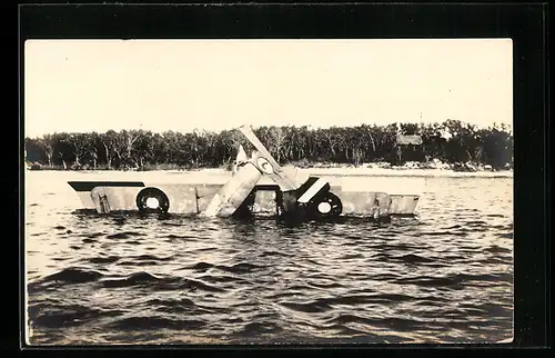 Foto-AK Wasserflugzeug nach Bruchlandung vor einer Küste