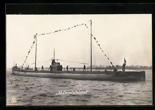 AK Frachttauchboot Deutschland sticht mit Flaggengala in See