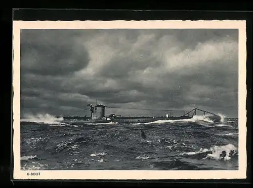AK U-Boot kämpft sich durch die raue See