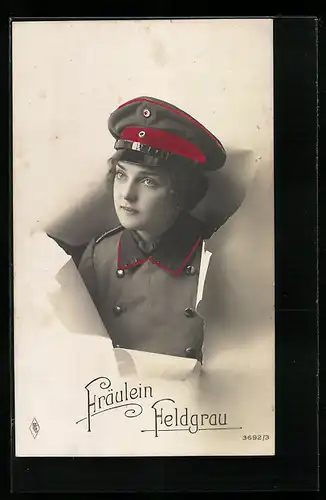 AK Fräulein Feldgrau mit Schirmmütze