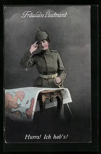 AK Fräulein Leutnant mit Pickelhaube an Landkarte