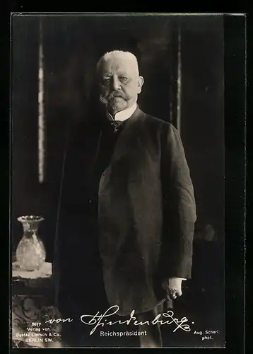 AK Porträtbild Reichspräsident Paul von Hindenburg stehend
