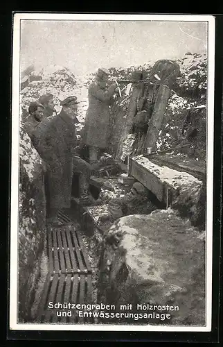 AK Soldaten in Schützengraben mit Holzrosten und Entwässerungsanlage