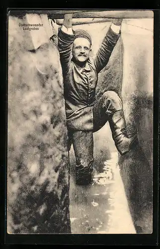 AK Soldat in Uniform steht im überschwemmten Laufgraben