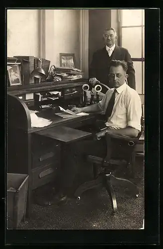 AK Herr am Schreibtisch mit Telefon