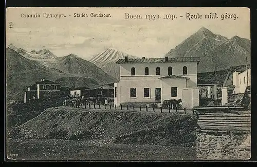 AK Station Goudaour, Strassenpartie mit Gebäuden und Blick auf das Gebirge