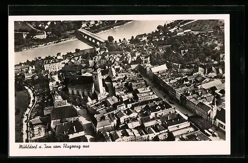 AK Mühldorf am Inn, Fliegeraufnahme der Stadt mit der Kirche im Zentrum