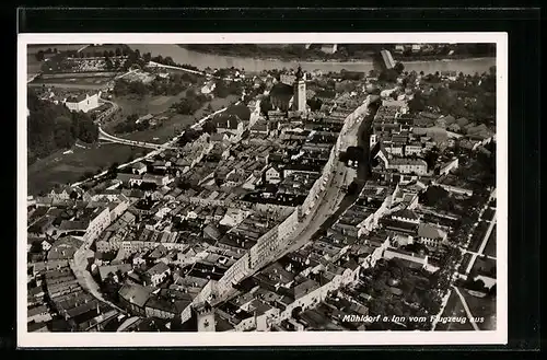 AK Mühldorf am Inn, Generalansicht der Stadt vom Flugzeug aus, Blick zur Kirche