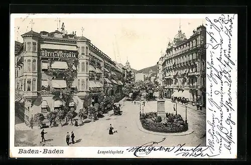 AK Baden-Baden, Denkmal auf dem Leopoldsplatz, das Hotel Victoria