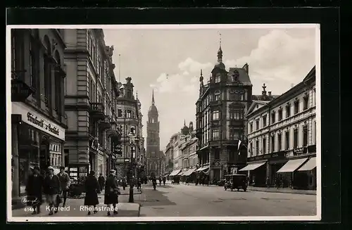 AK Krefeld, Passanten auf dem Gehweg der Rheinstrasse