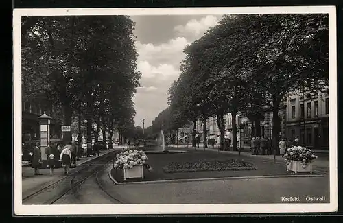 AK Krefeld, Passanten auf dem Ostwall