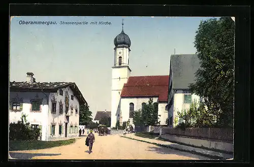 AK Oberammergau, Strassenpartie mit Kirche