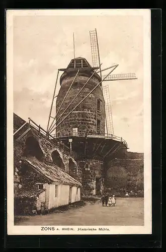 AK Zons, Kinder stehen vor der Hist. Windmühle