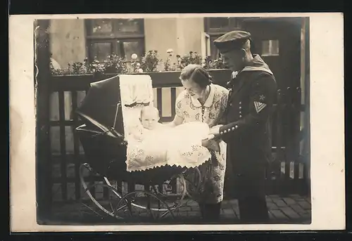 Foto-AK Familie Kirschke mit Kinderwagen, Matrose in Uniform mit Frau und Kind