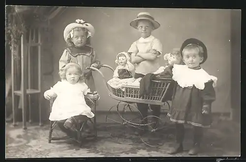 Foto-AK Kleinkinder mit Puppen im Kinderwagen