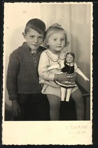 Foto-AK Mädchen mit Puppe und ihr Bruder