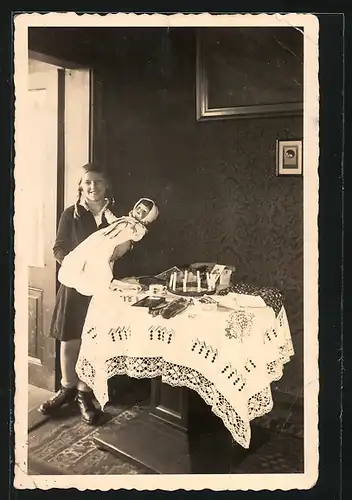 Foto-AK Mädchen mit Puppe am Gabentisch