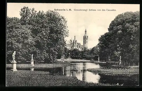 AK Schwerin i. M., Grossherzogl. Schloss von den Cascaden