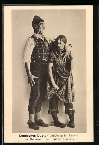 AK Komikerpaar im lustigen Outfit, Josef Hoffmann und Mirzl Luschner, Verlobung im Kuhstall