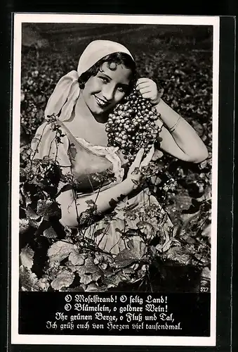 AK O Moselland!, Winzerin hält Weintrauben in der Hand