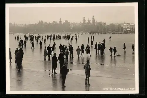 AK Zürich, Zürichseegefrörne im Jahr 1929, Menschen beim Erkunden des Eises