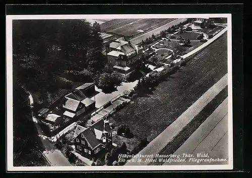 AK Masserberg / Thür. Wald, Ortsansicht mit Hotel Waldfrieden, Fliegeraufnahme