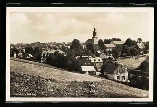 AK Leubsdorf / Sachsen, Blick von der Bergwiese auf Ort und Kirche