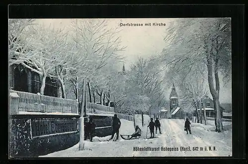 AK Hohegeiss / Harz, Dorfstrasse mit Kirche im Winter