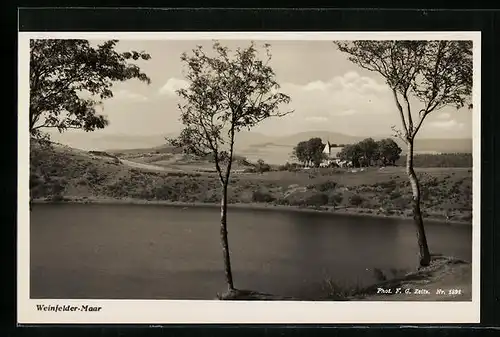 AK Weinfelder-Maar, Landschaftsidylle mit Gebäude