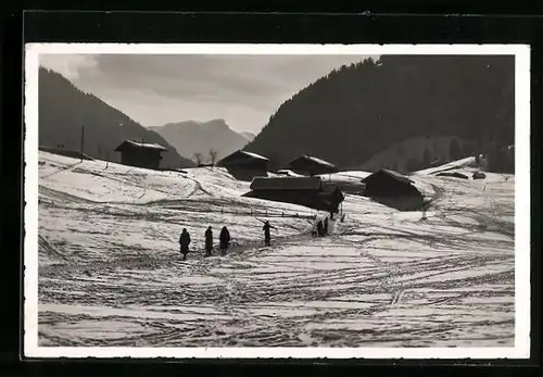 AK Gstaad, Landschaftsbild mit Hütten im Winter