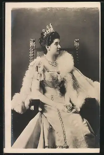 AK Königin von Italien mit Krone und Pelz