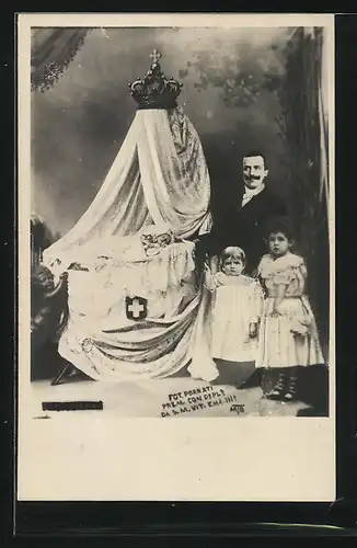 AK Italienischer König mit seinen Töchtern an der Wiege mit Säugling