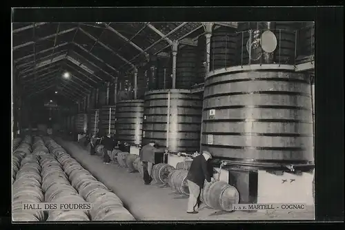 AK J. & F. Martell-Cognac, Hall des Foudres, Lagerhalle mit Fässern