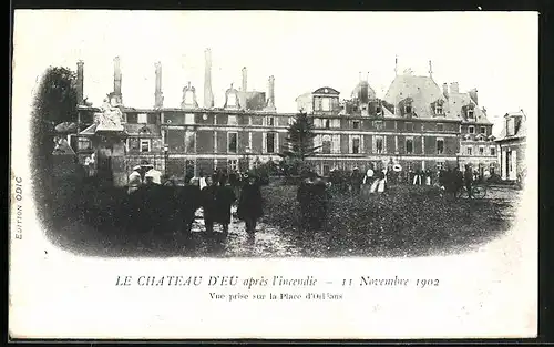 AK Eu, Le Chateau, pendant l`incendie, Vue prise sur la Place d`Orléans
