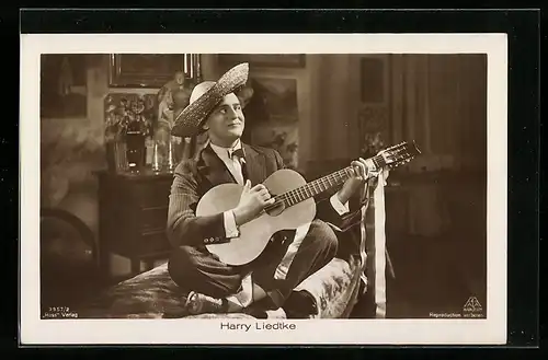 AK Schauspieler Harry Liedtke spielt Gitarre