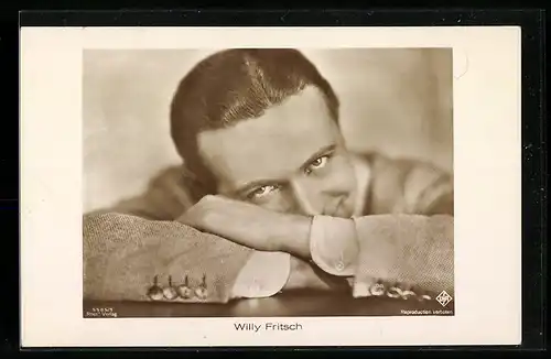 AK Schauspieler Willy Fritsch schaut smart in die Kamera