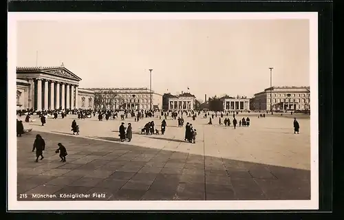 AK München, Passanten auf dem Königlichen Platz