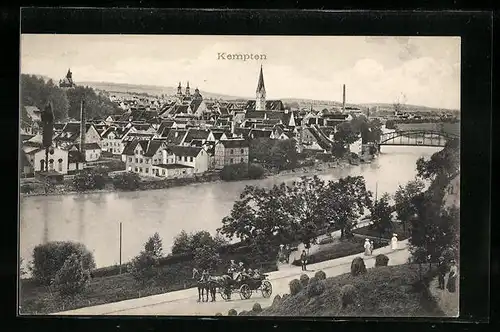 AK Kempten, Kutsche im Park mit Blick auf die gesamte Stadt