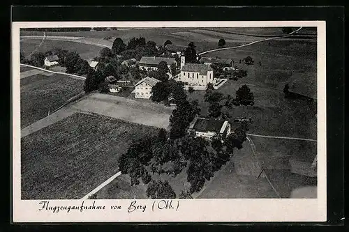 AK Berg / Obb., Gesamtansicht mit Gasthof Berg, Flugzeugaufnahme