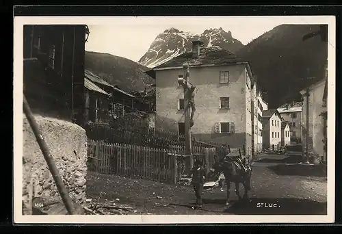 AK St. Luc, Ortspartie mit Wegkreuz und Esel, Bergblick