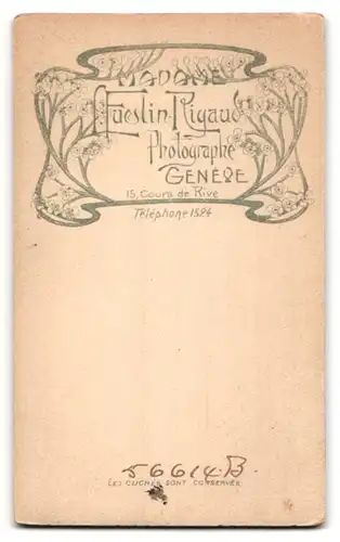 Fotografie L. Fueslin-Rigaud, Geneve, 15 Cours de Rive, Elegante Dame blättert in einer Zeitschrift