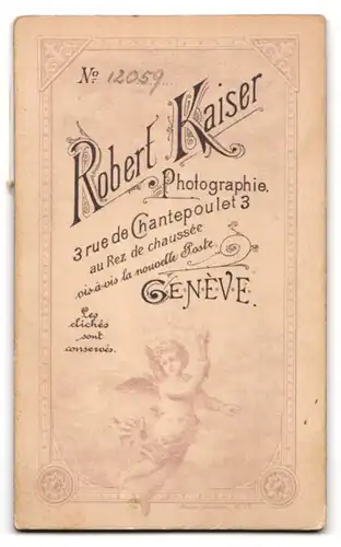 Fotografie Robert Kaiser, Geneve, 3 Rue de Chantepoulet, Zwei Schwestern in taillierten Kleidern mit Fächer