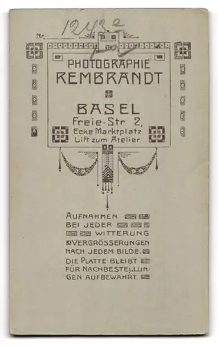 Fotografie Rembrandt, Basel, Freie Strasse 2, bürgerlicher junger Mann im schwarzen Anzug mit Seitenscheitel